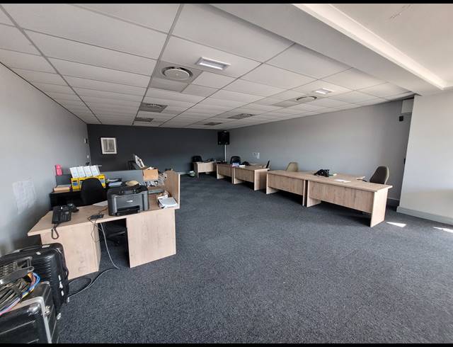 494M² WAREHOUSE TO LET IN STIKLAND INDUSTRIAL